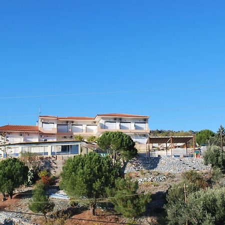 Blue Bay Hotel Charamida Buitenkant foto